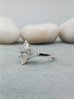 Load image into Gallery viewer, 14/18 kt White gold lab Marquise Diamond Ring