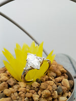 Load image into Gallery viewer, 14/18 kt White gold lab Marquise Diamond Ring