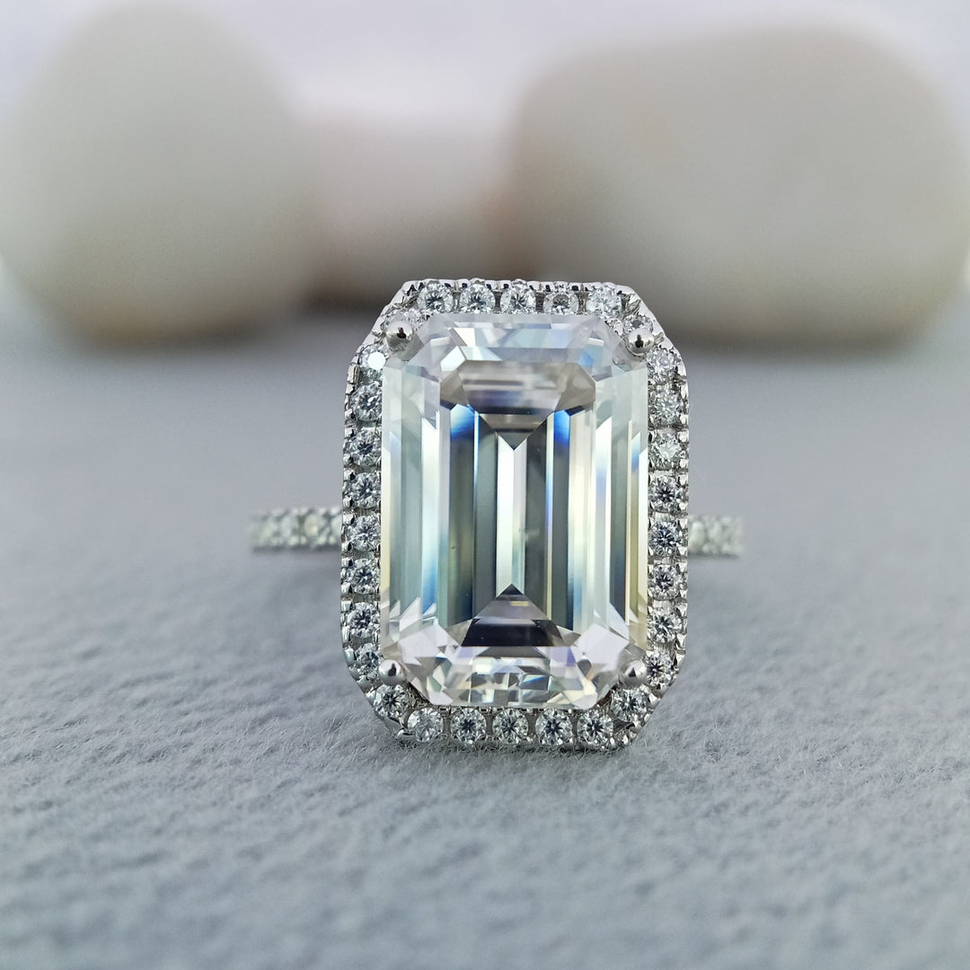 14 kt white gold Emerald cut diamond engagement ring