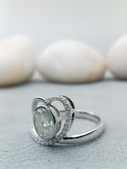 14 kt White Gold Oval Diamond Ring