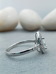14 kt white gold pear diamond ring