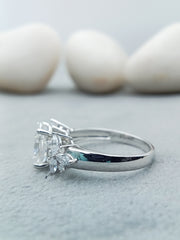 14 kt oval cut lab grown engagement ring