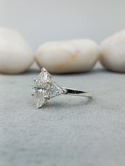 14/18 kt White gold lab Marquise Diamond Ring